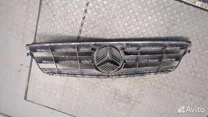 Решетка радиатора Mercedes C W204, 2009