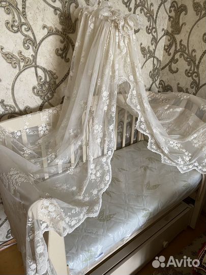 Детская кроватка с маятником