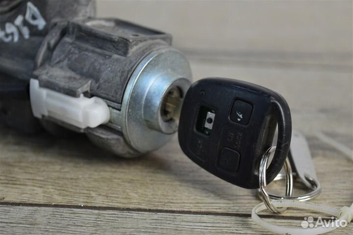 Замок зажигания toyota Avensis 2