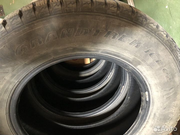 Dunlop Grandtrek Ice 02 215/70 R16 100