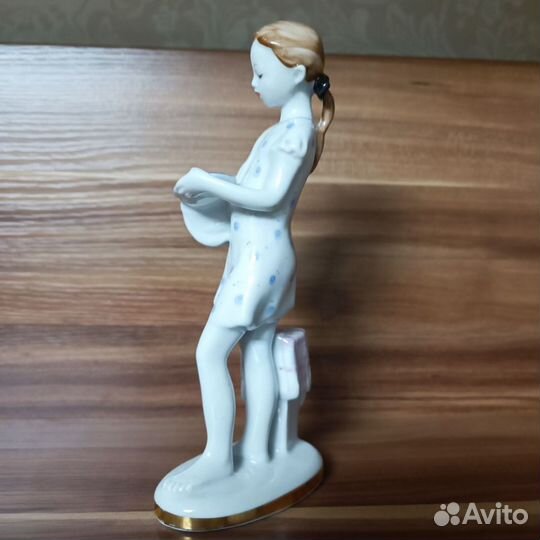 Фарфор статуэтка помощница Девочка с тарелкой лфз