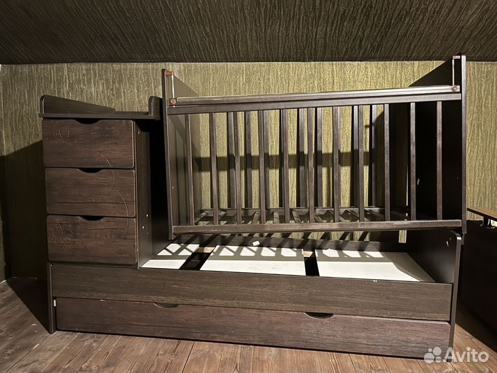 Детская кроватка с маятником