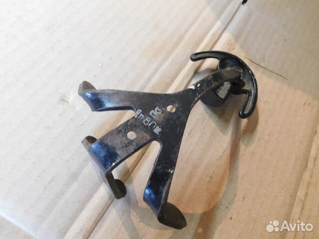 Старинный крючок-вешалка в виде собаки для ключей