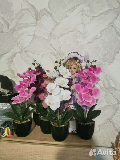 Книги,цветы искусственные в кашпо