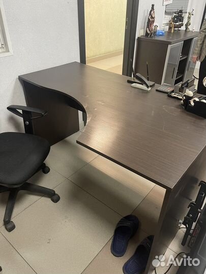 Стол офисный угловой с тумбой