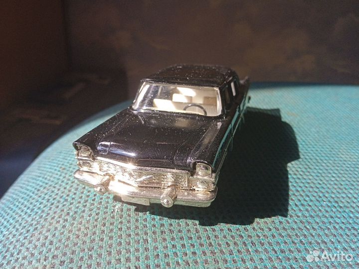 Модель газ 13 Чайка