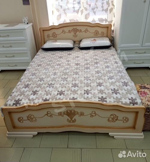 Кровать массив