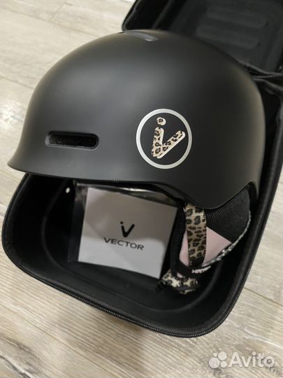 Шлем горнолыжный vector