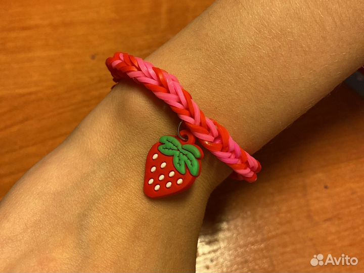 КЛУБНИКА из резинок на рогатке без станка | Rainbow Loom Strawberry