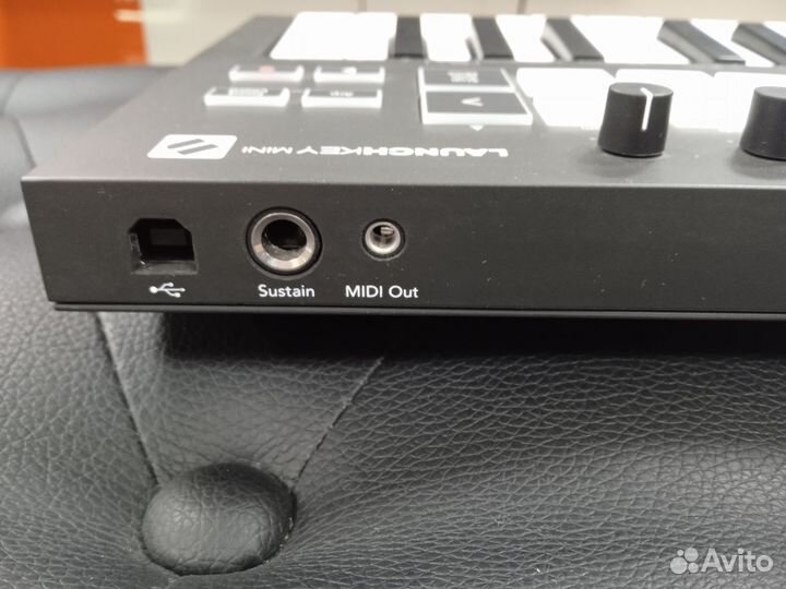 Midi контроллер Novation LaunchKey Mini MK3 25