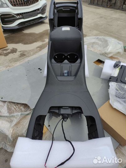 Центральная консоль подлокотник W447 с бардочком