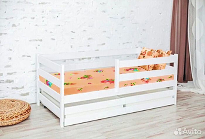 Кроватка из массива с бортиком от 2х лет софа эко