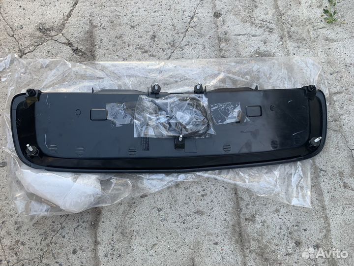 Накладка двери багажника для Nissan Primera Новая