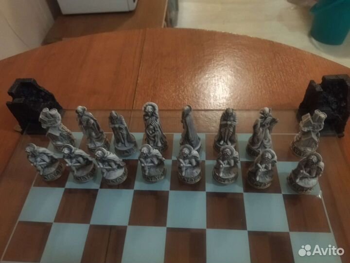 Шахматы. Ручная работа. Оборотни против вампиров