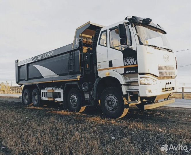 Водитель самосвала