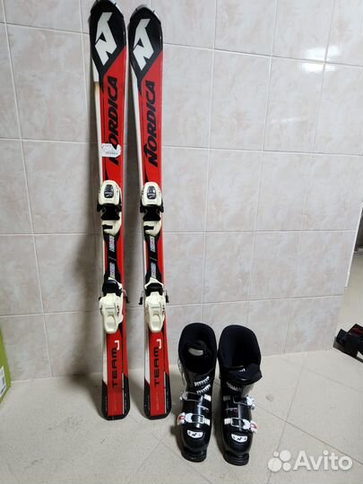 Продаю комплект горных лыж с ботинками