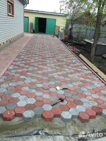 Положим тратуарные плитки и бордюры
