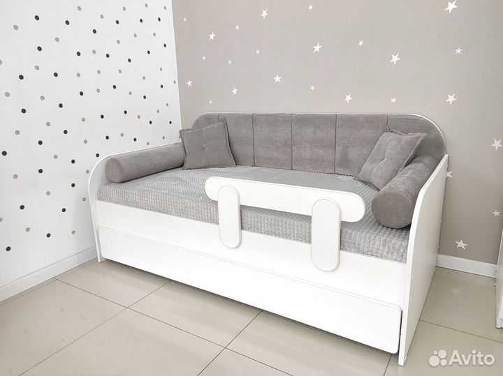 Детская кровать с мягким изголовьем