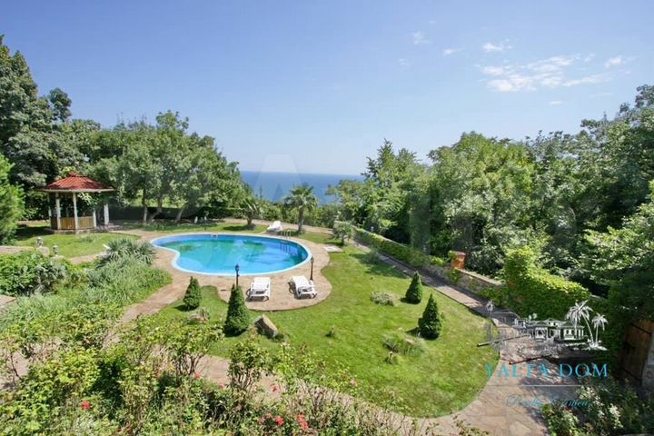 Дом 398 м² на участке 23 сот.