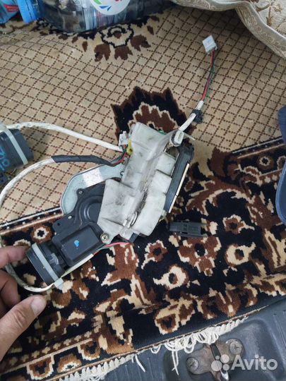 Ipsum toyota дверной замок передний L/R