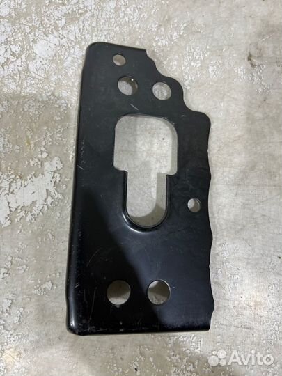 Кронштейн передней панели правый Toyota Rav4 40