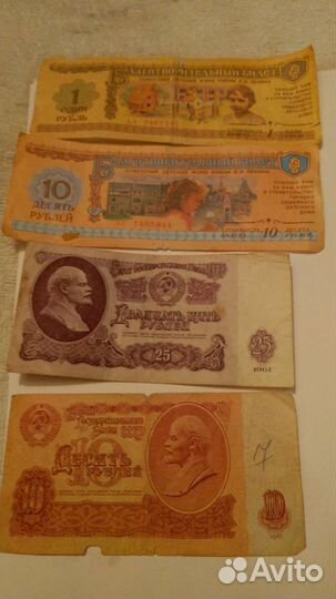 Монеты разного достоинства,новогодние игрушки