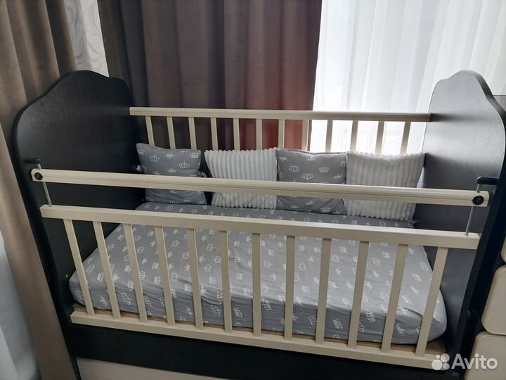 Детская кроватка с маятником и комодом