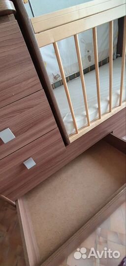 Детская кроватка и пеленальный комод