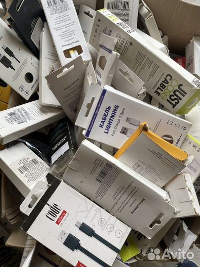 Коробка кабелей для зарядки телефона