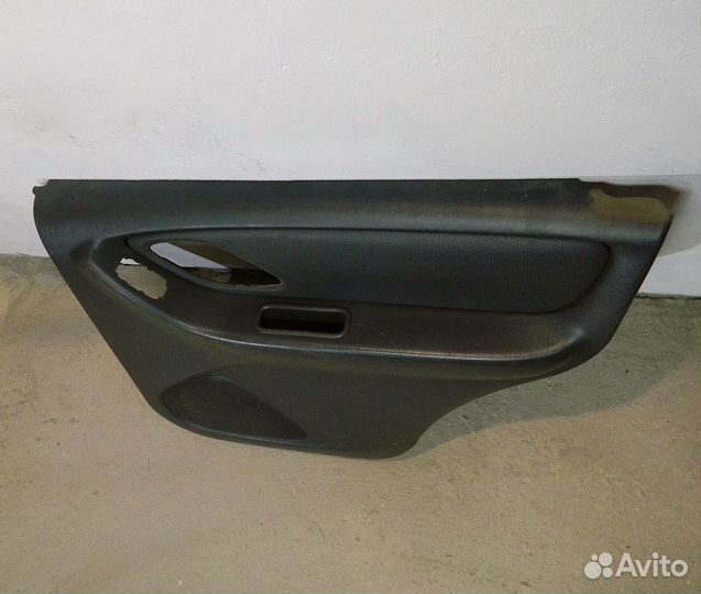 Обшивка двери задней правой Ford Escape 03г