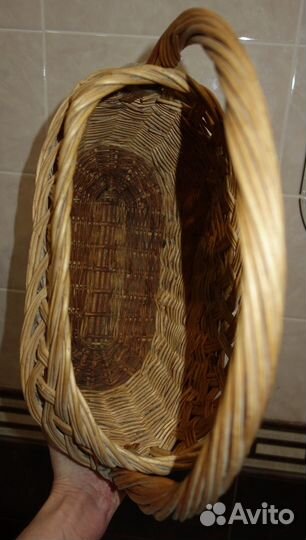 Винтажная плетёная корзина