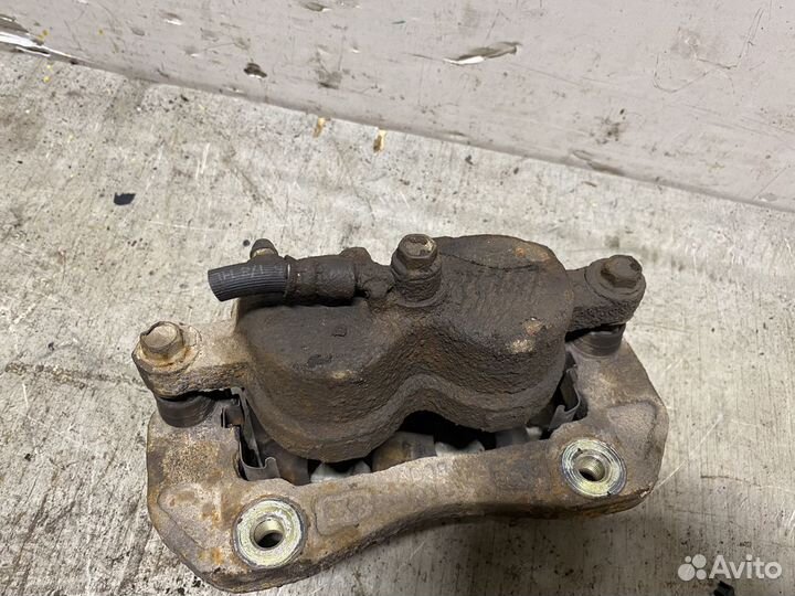 Суппорт передний левый Kia Sorento 1 02-09г