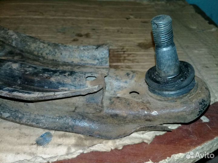 Рычаг левый передний подвески Nissan AD Y10 1997г