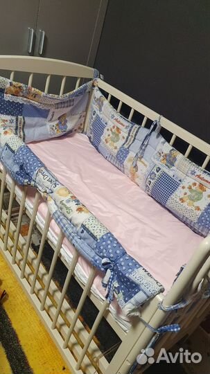 Детская кроватка с маятником