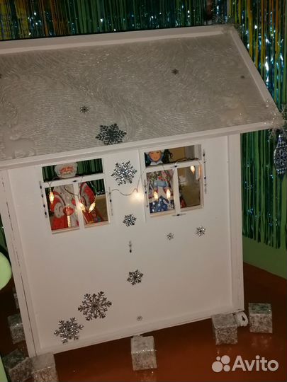 Большой деревянный кукольный домик с мебелью