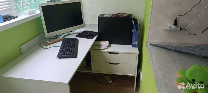 Угловой письменный стол