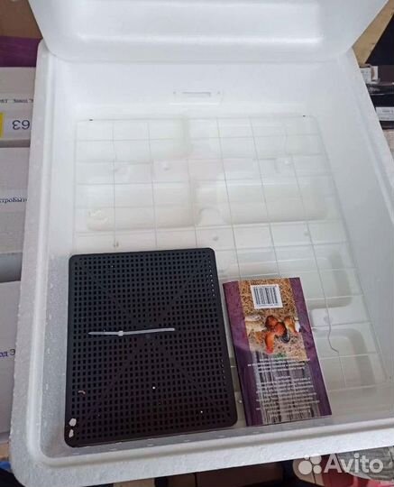 Инкубатор на 63 яйца