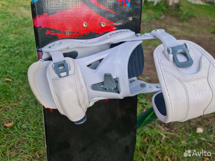 Сноуборд с креплениями и ботинкам и