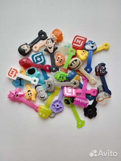 Игрушки, карточки, магнитики из разных коллекций