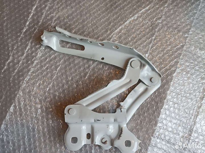 Петля капота правая Skoda Superb