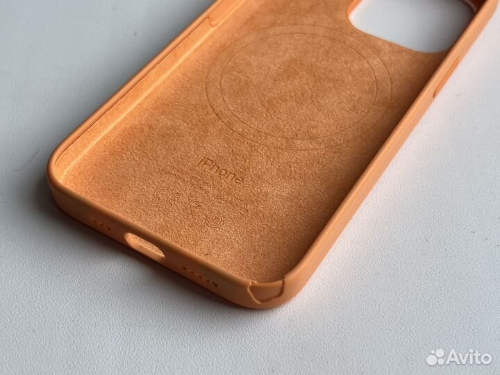 Оригинальный чехол на iPhone 13 Pro