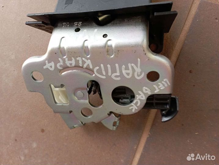 Skoda rapid Octavia A7 Замок крышки багажника