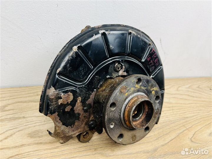 Кулак поворотный передний правый Volkswagen Jetta