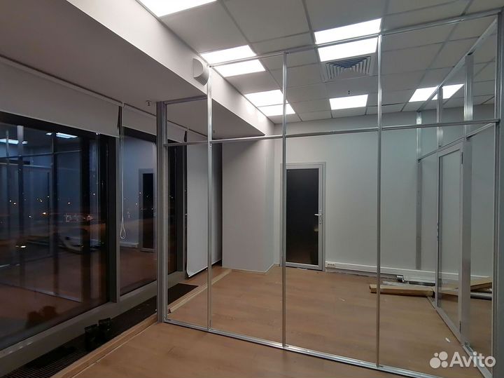 Стеклянные перегородки в торговый центр