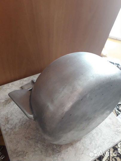 Ваза и алюминиевый чайник