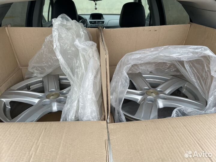 Продается комплект литых дисков 16