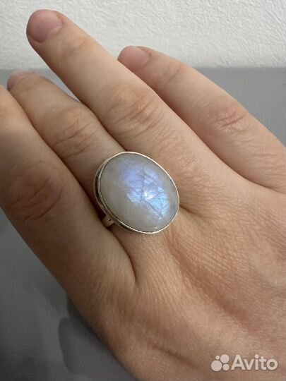 Серебряное кольцо с лунным камнем