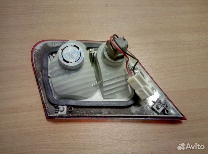 Фонарь левый на крышку Mitsubishi Carisma 99-03