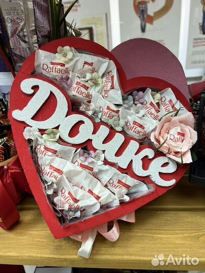 Букет с конфетами на день рождения, торт с kinder