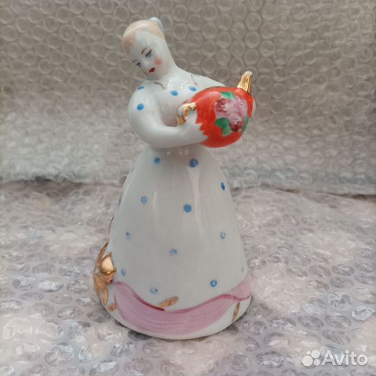 Девушка с чайником и девушка с самоваром (Дулево)